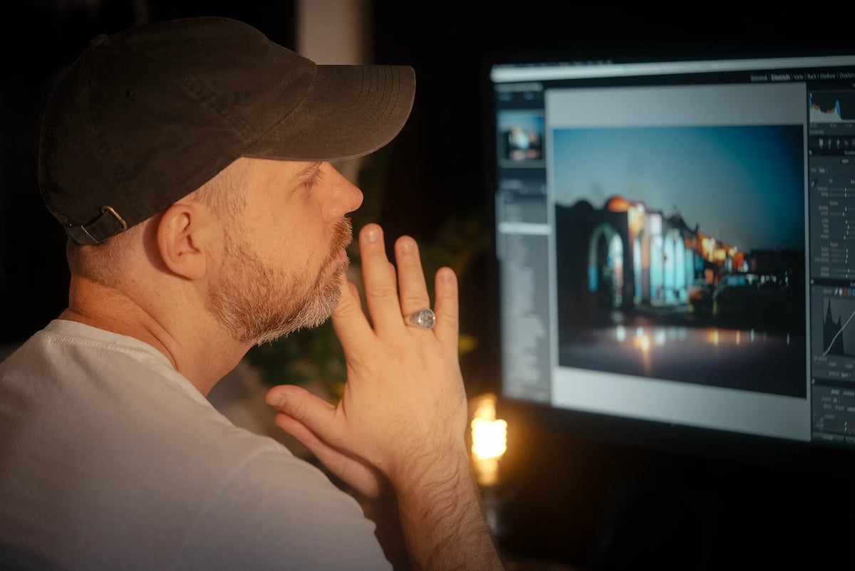 Bildbearbeitung im Dustlight Archive Workflow — Christopher Salaheddine Melzig arbeitet an einem fotografischen Look am Monitor.